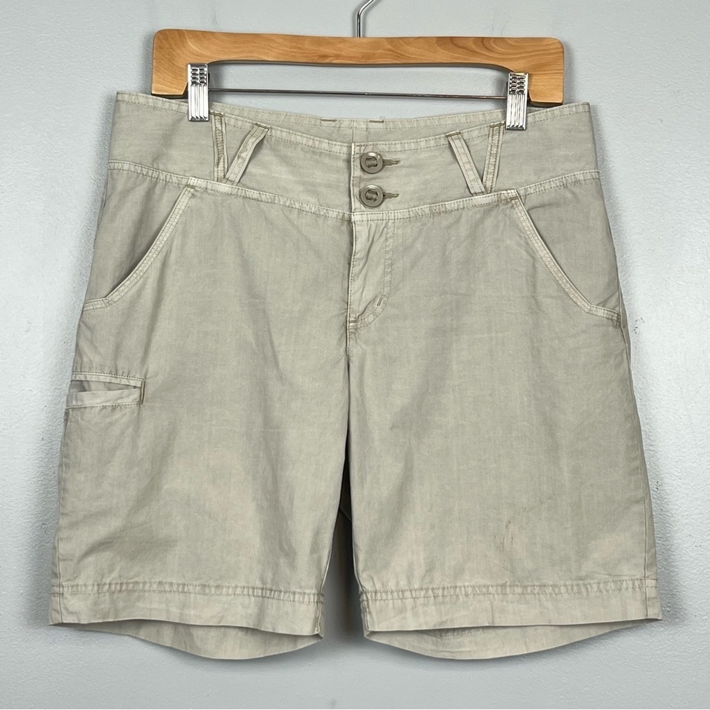 Columbia beige women’s 100% cotton cargo outdoor shorts, size 8.